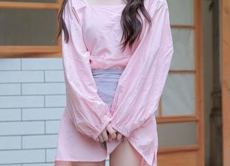 Xiuren秀人网 – Yomi悠蜜户外写真：躺在草地上看世界，千万别忘了下载！