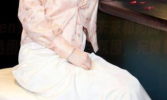Xiuren秀人网 – 千夜未来和她的牛仔裤：精选图片里的温度与氛围，宛如夏日的微风。