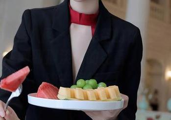 Xiuren秀人网 – 周井空的粉色私房原图，仿佛能闻到那淡淡的花香，哎，我又想跑去旅行了！