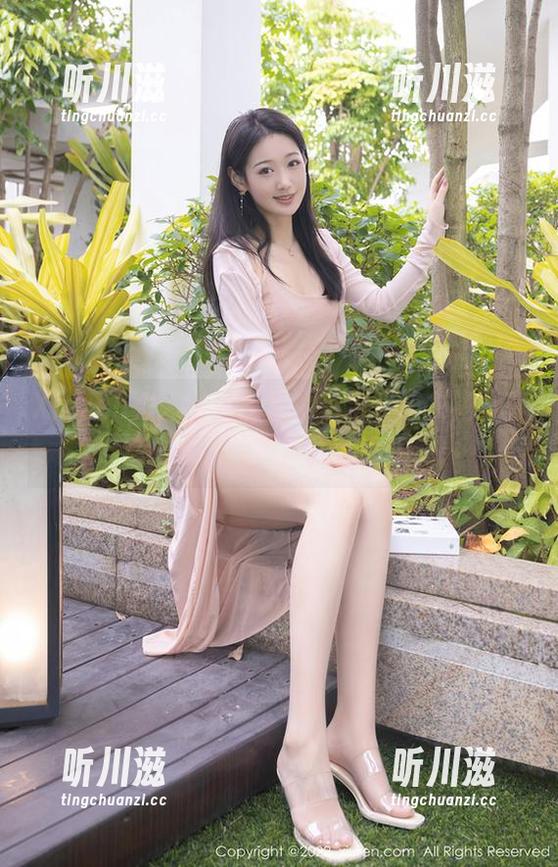 Xiuren秀人网-王俪丁小宝贝 Xiuren秀人网 - 王俪丁小宝贝连衣裙写真:这裙子太抢镜,我都心虚了!