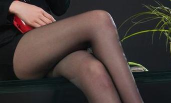 丽柜 – 她的美足写真，把我给震惊了，汐汐真是鬼才！