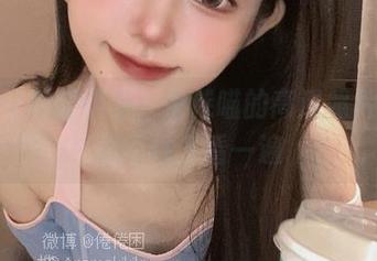 在灰丝的轻柔下，倦倦喵的高清照片让人忍不住多看一遍