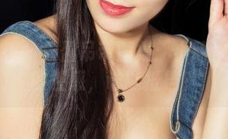克拉女神 – 盈盈吊带图集：小动作透露出的性感，谁能抵挡？