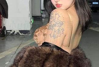 微密圈 – 小u优优子校服写真：在清纯与妩媚间的徘徊