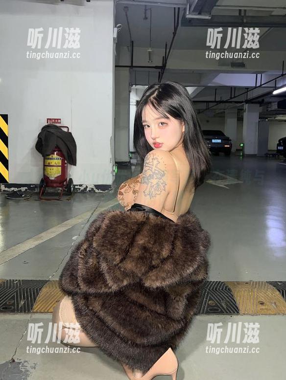 微密圈 - 小u优优子校服写真：在清纯与妩媚间的徘徊