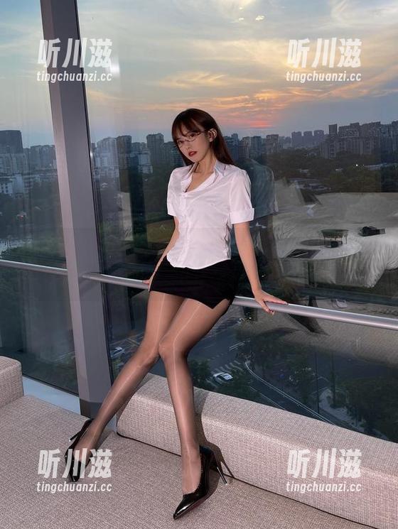 微密圈 - 精选美图：张思允nice在烈焰玫瑰房车里的独特视角！