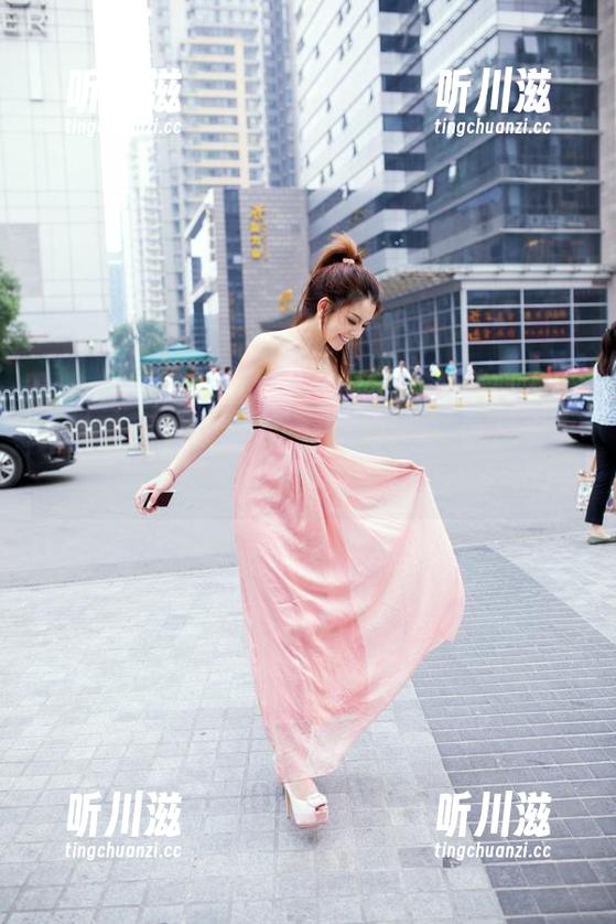 推女郎 - 双人空间的光影游戏：哈尼宝宝写真图册的瞬息万变