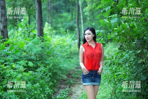 推女郎 - 连欣的旗袍秀：除了上衣还有满满的网盘合集等你来挖掘