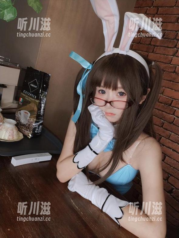 随心所欲的摆拍，摇摇乐yoyo的套装木有底线，真的太魔性了！