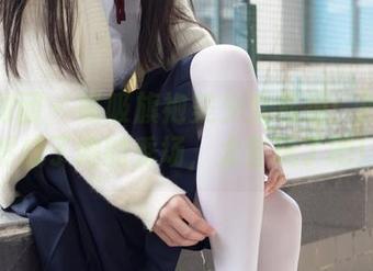森萝财团 – 吸吸旗袍美少女私拍：沙发居然成了她的秀场，太会玩了吧！