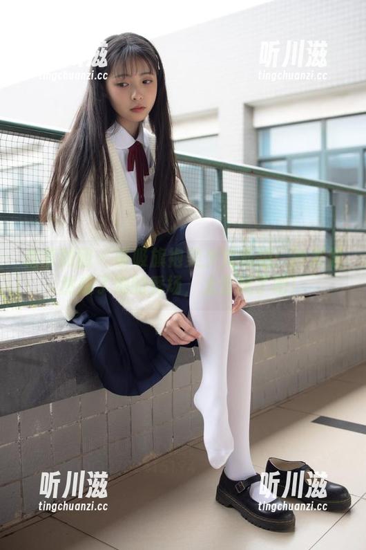 森萝财团 - 吸吸旗袍美少女私拍：沙发居然成了她的秀场，太会玩了吧！