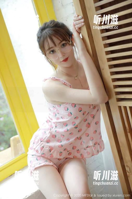 模范学院-艾莉Evelyn 模范学院 - 潜入艾莉Evelyn的比基尼世界:一场写真图集的浪漫旅程