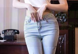 秀人网 – Emily顾奈奈酱的高清图集：在旗袍与丝袜间游走的性感，真是让人肆意遐想！
