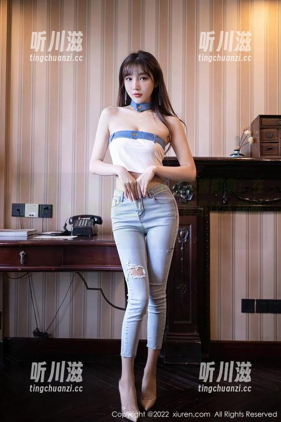 秀人网 - Emily顾奈奈酱的高清图集：在旗袍与丝袜间游走的性感，真是让人肆意遐想！