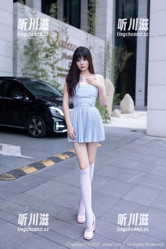 秀人网 - 在娜露selena的秘书写真中，光影与气息交织