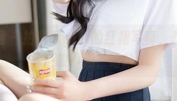 秀人网 – 拍黄瓜girl的红裙写真，想知道背后故事吗？哈哈！