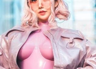 菌烨tako最新分享的Nikke胜利女神海伦礼服，感觉比我的人生还梦幻！