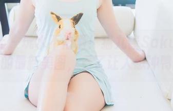 菠萝社 – 玩水不怕晒！猫九酱Sakura泳装的最新美图，看了让人想冲鸭！