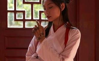 蜜桃社 – 解锁萌美Moemi的图集：温柔的外表下，有啥小秘密？