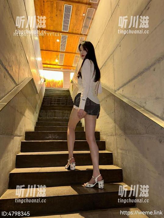 微密圈 - 酒红色图册抢眼登场，轩子巨二兔的魅力真是让人心醉！