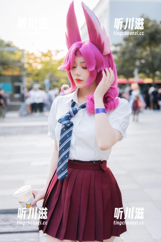 阿九从不咕咕的小恶魔私拍，图片里都写满了“我就是个调皮鬼”。