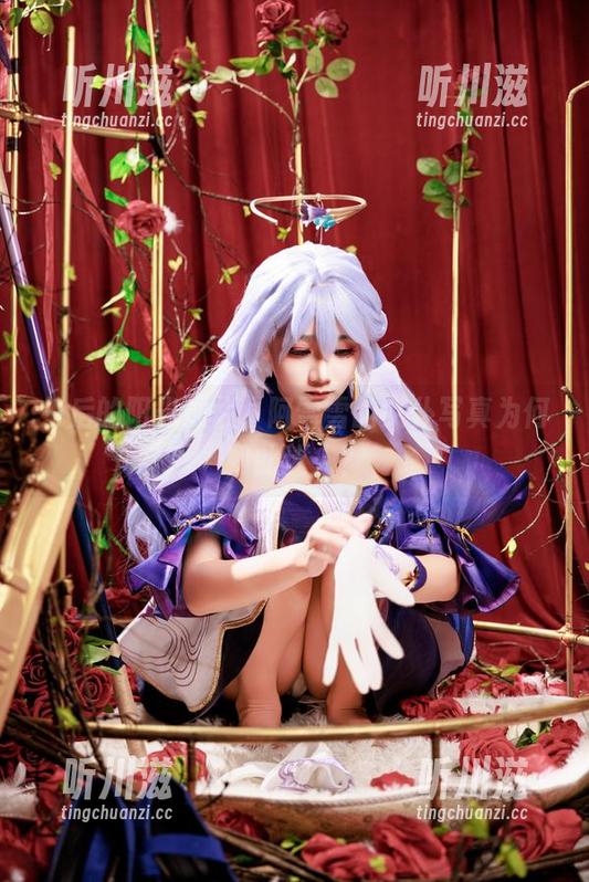 午后的阳光灿烂，阿雪雪的女仆写真为何如此迷人？