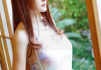 青豆客 – 短裙风暴来袭：纯小希在高清图册中轻舞飞扬！