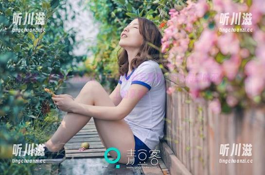 青豆客 - 图集｜从苏糯米Mi的灰丝写真里，你能得到的不止是视觉上的享受！