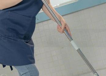在纯白中舞动：黏黏团子兔的套图冒险